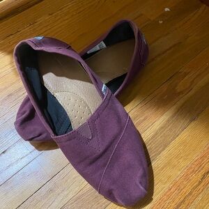 Maroon Tom size 8.5